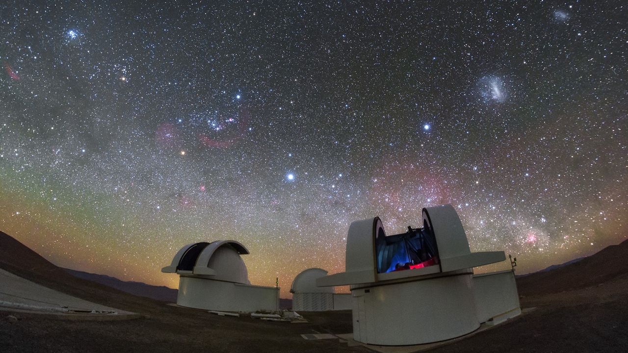 Les télescopes SPECULOOS de l'Observatoire européen austral (ESO) scrutent le ciel nocturne dans le désert de l'Atacama, au Chili. [P. Horálek - ESO]