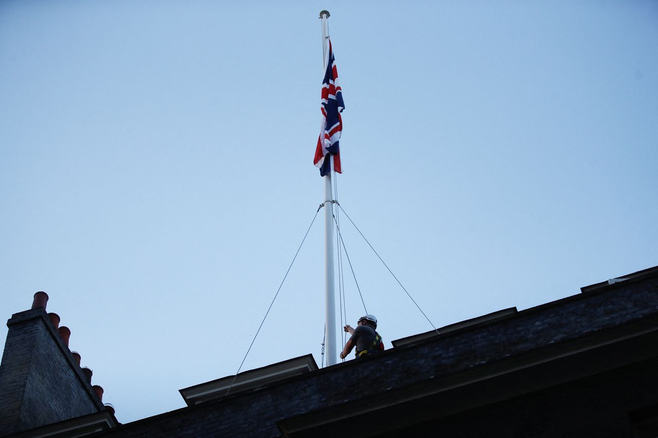 Почему в британии приспущены флаги. Приспущенный флаг над Букингемским дворцом. В Букингемском Дворце приспущены флаги. Приспущенный флаг Великобритании. Штандарт королевы Великобритании.