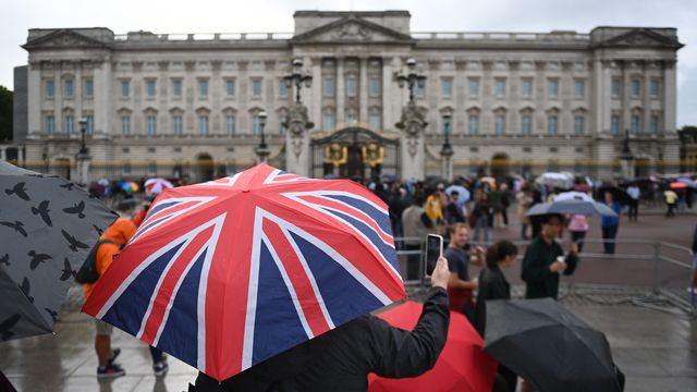 Des Britanniques rassemblés devant le Palais de Buckingham, à Londres le 8 septembre 2022. [EPA/NEIL HALL - Keystone]