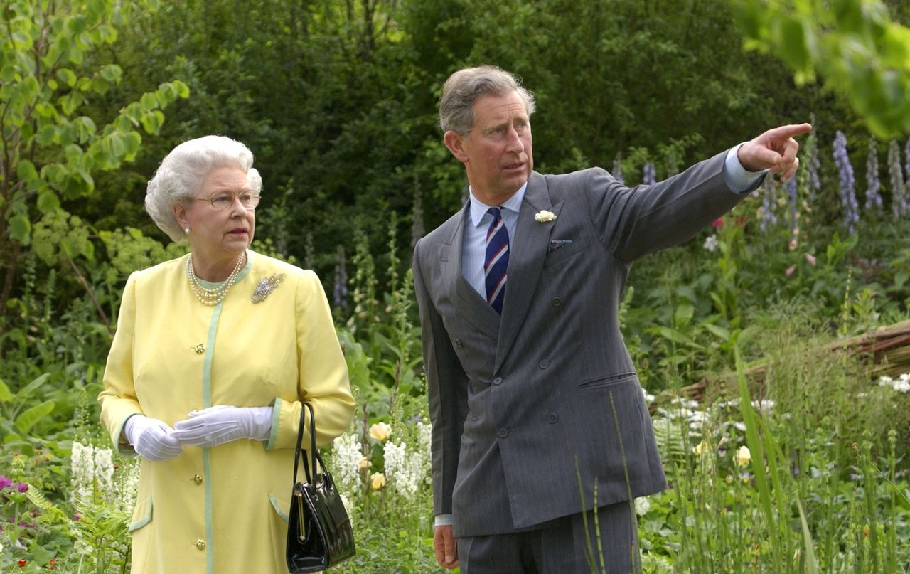 Queen Elizabeth II and the Prince of Wales visit the "healing garden" ("healing garden") in 2002, designed by the prince in collaboration with designer Jinny Blom. [EPA PHOTO WPA POOL / FIONA HANSON / FJH fob - Keystone]