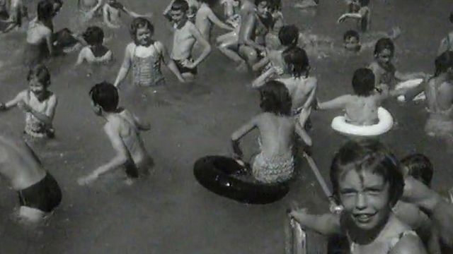 Ambiance dans une piscine de quartier de Lausanne en 1961. [RTS]