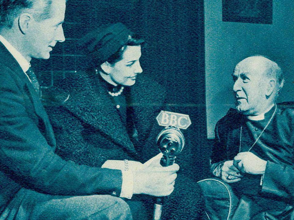 Le 15 mars 1953, l'archevêque de Cantorbéry accorde à la correspondante de Radio-Lausanne Paule Déglon un entretien à propos du prochain couronnement de la reine Elizabeth II. [Le Radio Télévision du 27 mars 1953, no 13. - DR]