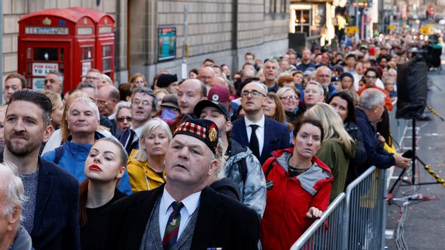 De nombreux Britanniques sont venus rendre hommage à la reine à Edimbourg, en Ecosse, le 12 septembre 2022. [Odd Andersen - AFP]