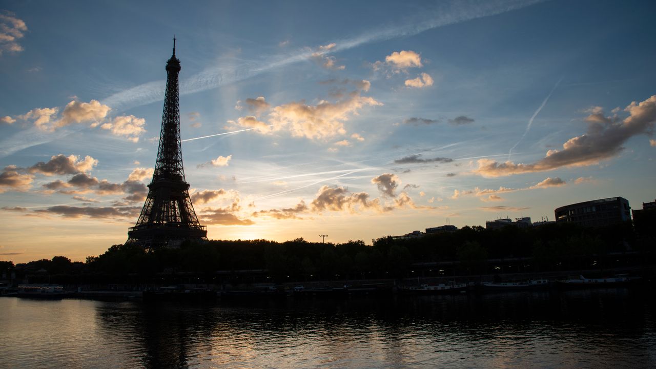 La Tour Eiffel sera éteinte plus rapidement pour économiser l'électricité. [Joao Luiz Bulcao / Hans Lucas - AFP]