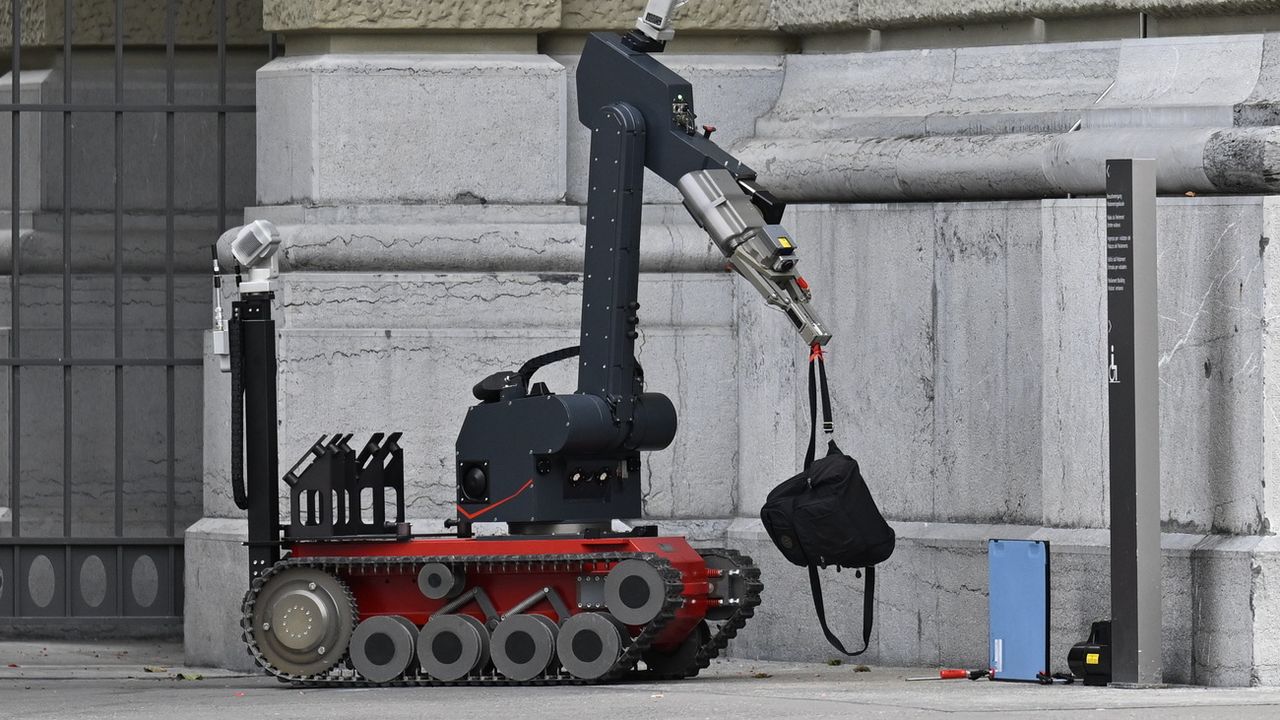 Un robot s'empare du sac à dos suspect abandonné au Palais fédéral. [Anthony Anex - Keystone]