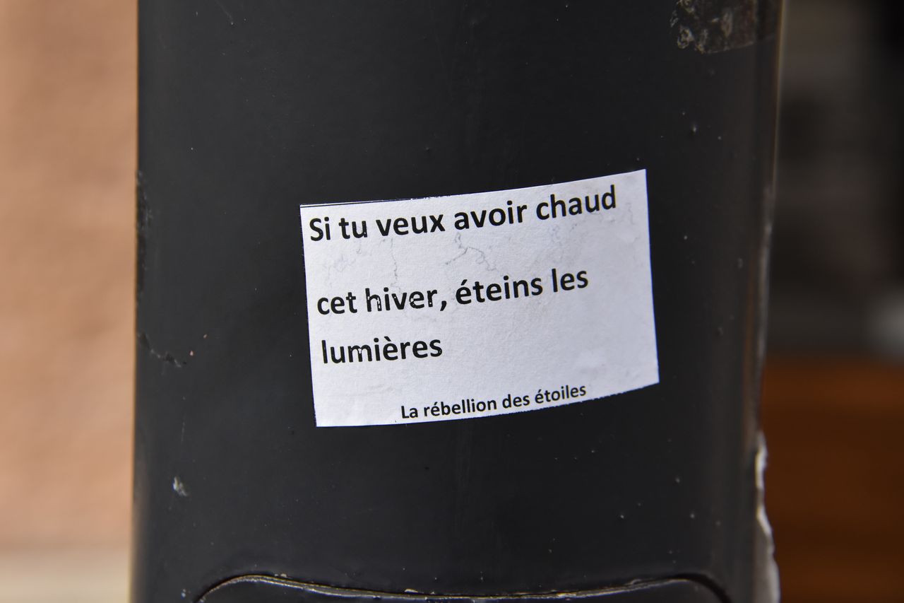 Lampposts in the old town of Delémont targeted by a rebellion of the stars  [Gaël Klein - RTS]