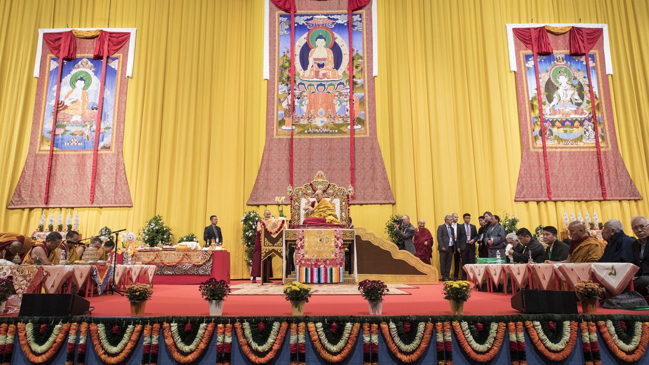 Le chef spirituel tibétain, le dalaï-lama, Tenzin Gyatso, s'exprime lors de la "cérémonie de longue vie" au Hallenstadion de Zurich, en Suisse, vendredi 14 octobre 2016. [Ennio Leanza - Keystone]