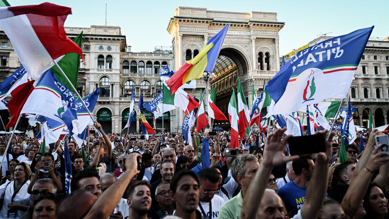 Des partisans de Giorgia Meloni, leader de Fratelli d'Italia, réunis à Milan, le 11 septembre 2022. [Piero Cruciatti - AFP]