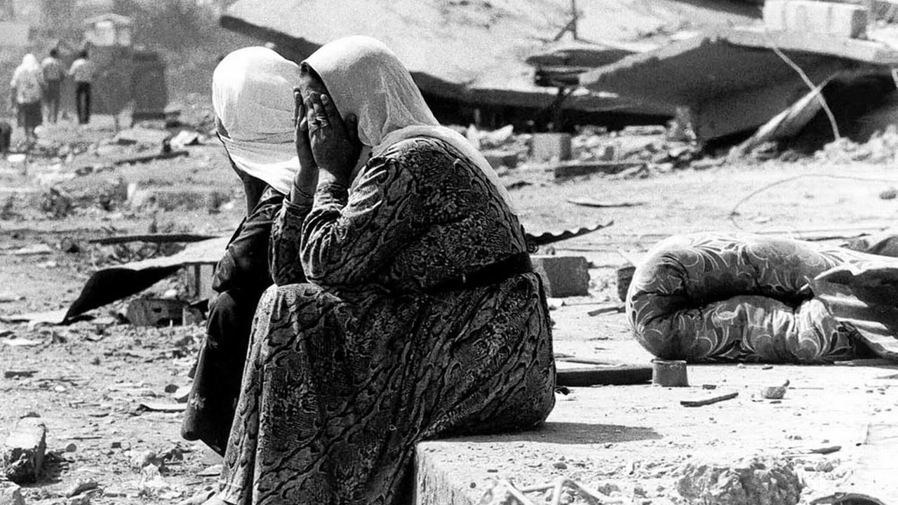 Femmes palestiniennes des camps de Sabra et Chatila, photographiées au lendemain des massacres du 16 au 18 septembre 1982. [Keystone]