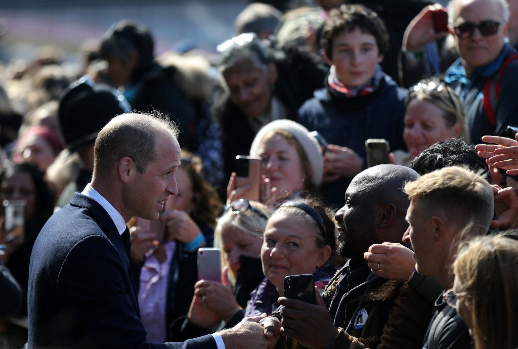 Prince William greets members of the public queuing to pay their respects to Queen Elizabeth II, who is buried at the Palace of Westminster, London, on September 17, 2022. [Isabel Infantes - AFP]
