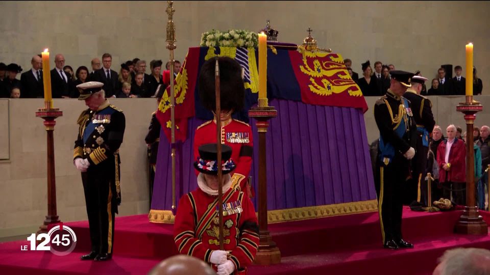 Los británicos hacen cola noche y día para presentar sus respetos por última vez a los restos de la reina Isabel II [RTS]