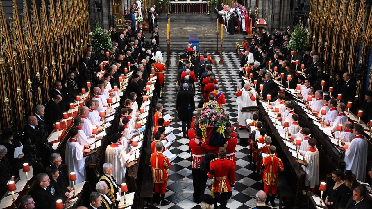 Le cercueil de la reine Elizabeth II entre dans l'abbaye de Westminster [Ben Stansall/pool - AFP]