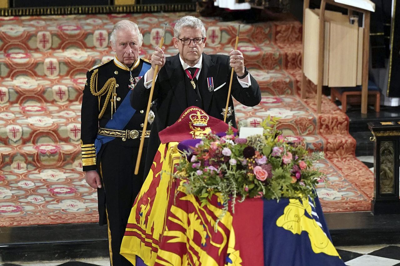 The Lord Chamberlain breaks his staff, then places it on the coffin, a symbolic gesture to signify the end of the reign of Elizabeth II, on September 19, 2022 at St George's Chapel in Windsor Castle. [JOE GIDDENS - KEYSTONE]