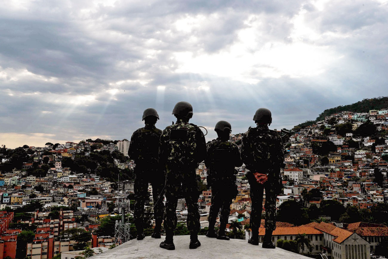 Membres des forces armées brésiliennes et de la police sur une colline surplombant une partie de la favela Morro da Mineira dans le quartier de Catumbi, Rio de Janeiro, Brésil, le 27 octobre 2017.