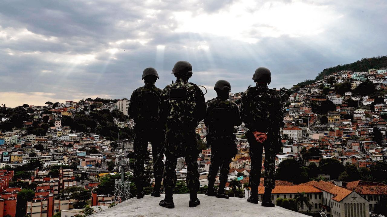 Membres des forces armées brésiliennes et de la police sur une colline surplombant une partie de la favela Morro da Mineira dans le quartier de Catumbi, Rio de Janeiro, Brésil, le 27 octobre 2017. [Marcelo Sayao - EPA/EFE/Keystone]
