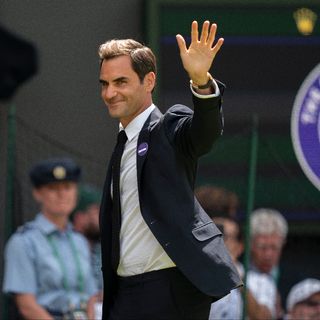 Roger Federer dans "son" jardin de Wimbledon. [Susan Mullane - Reuters]