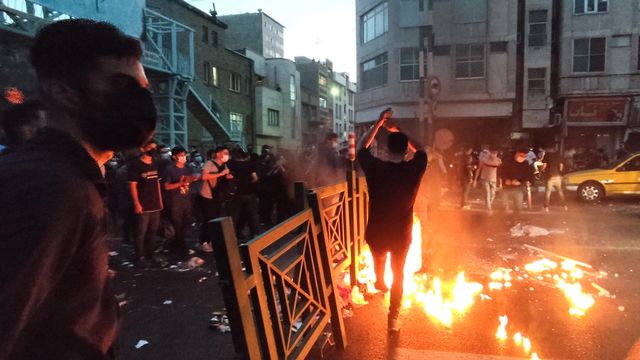 Des manifestants s'opposent à la police à Téhéran. [Keystone/EPA/STR]