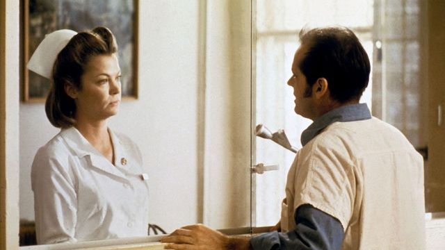 Louise Fletcher face à Jack Nicholson dans "Vol au-dessus d'un nid de coucou". [Fantasy Films / Collection ChristopheL - afp]