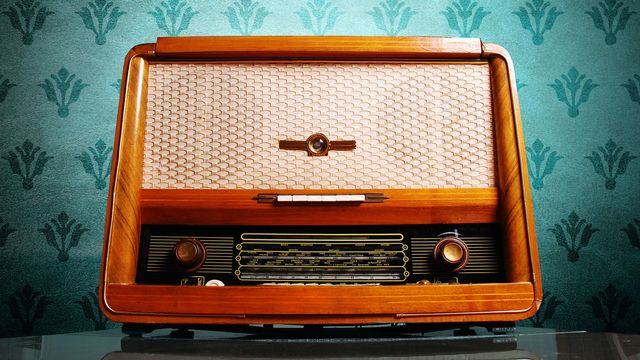 Gros plan sur un poste de radio au style vintage. [suti - Depositphotos]