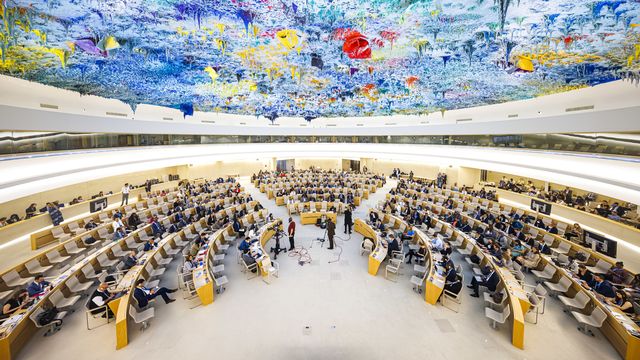 Des délégués assistent à la journée d'ouverture de la 50e session du Conseil des droits de l'Homme, au siège européen des Nations Unies à Genève, lundi 13 juin 2022. [Valentin Flauraud - KEYSTONE]