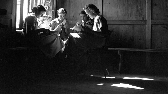 Des femmes en train de lire à Kempten, en Allemagne, dans les années 1930. [Hansmann / United Archives - AFP]