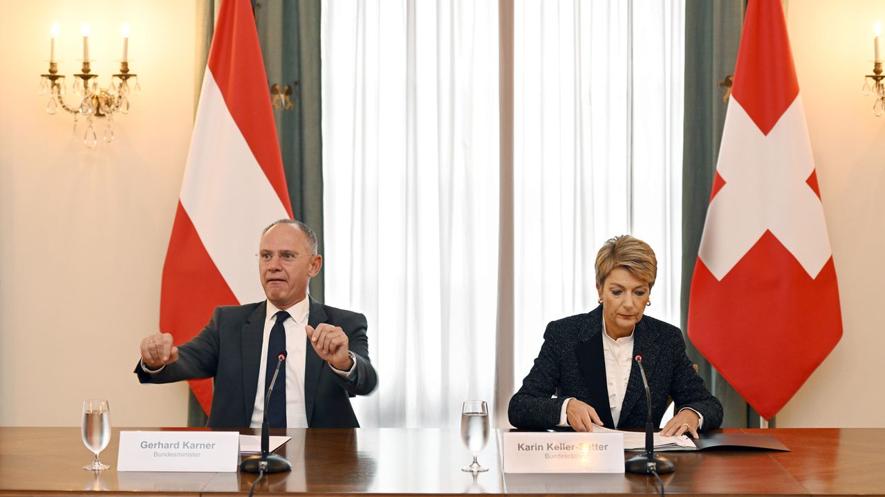 La conseillère fédérale Karin Keller-Sutter et le ministre autrichien de l'Intérieur Gerhard Karner lors d'une conférence de presse à Zurich. [Walter Bieri - Keystone]
