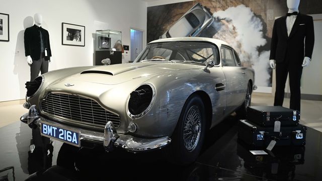 Une Aston Martin DB5 utilisée pour des cascades dans le James Bond "Mourir peut attendre" a été vendue par la maison Christie's lors d'une vente de charité. [Neil Hall - Keystone]