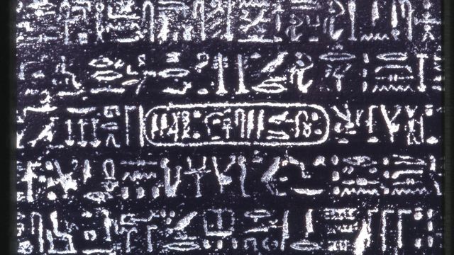 Un détail de la pierre de Rosette. [CC BY-NC-SA 4.0 - © The Trustees of the British Museum]
