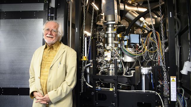 Le Professeur Jacques Dubochet, lauréat du Prix Nobel 2017 de Chimie, pose devant un cryoEM, un microscope cryoélectronique, dans le centre qui porte son nom, le Dubochet Center for Imaging (DCI). Lausanne, le 22 novembre 2021. [Laurent Gillieron - Keystone]