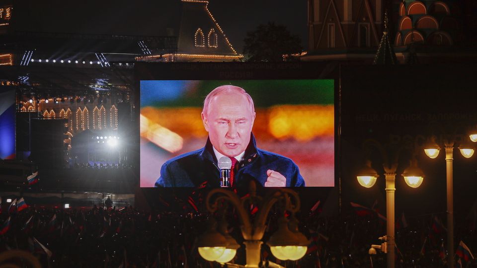 Un écran géant diffuse en direct à Moscou, le 30 septembre 2022, le discours de Vladimir Poutine après la signature des traités d'annexion par la Russie de quatre régions ukrainiennes. [Yuri Kochetkov - Keystone/EPA]