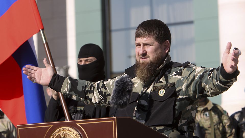 Le dirigeant tchétchène Ramzan Kadyrov a annoncé que trois de ses fils adolescents allaient combattre sur le front en Ukraine. [Keystone/AP Photo]