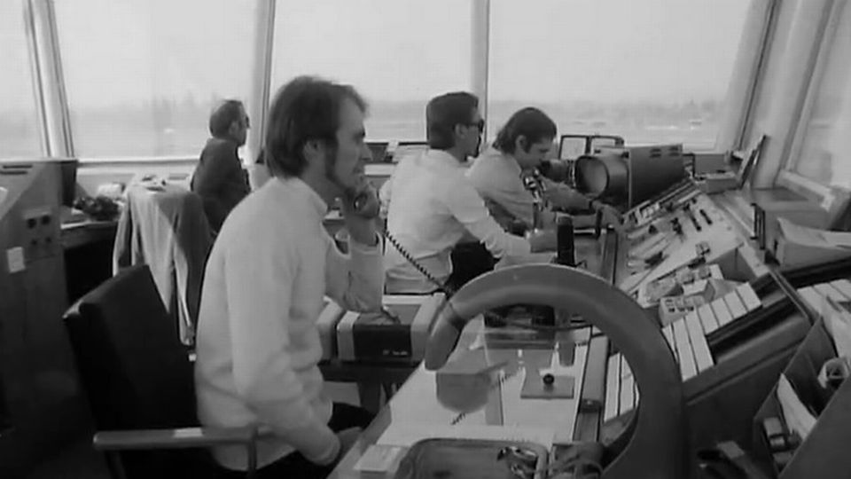 Des contrôleurs aériens à l'aéroport de Genève en 1973. [RTS]
