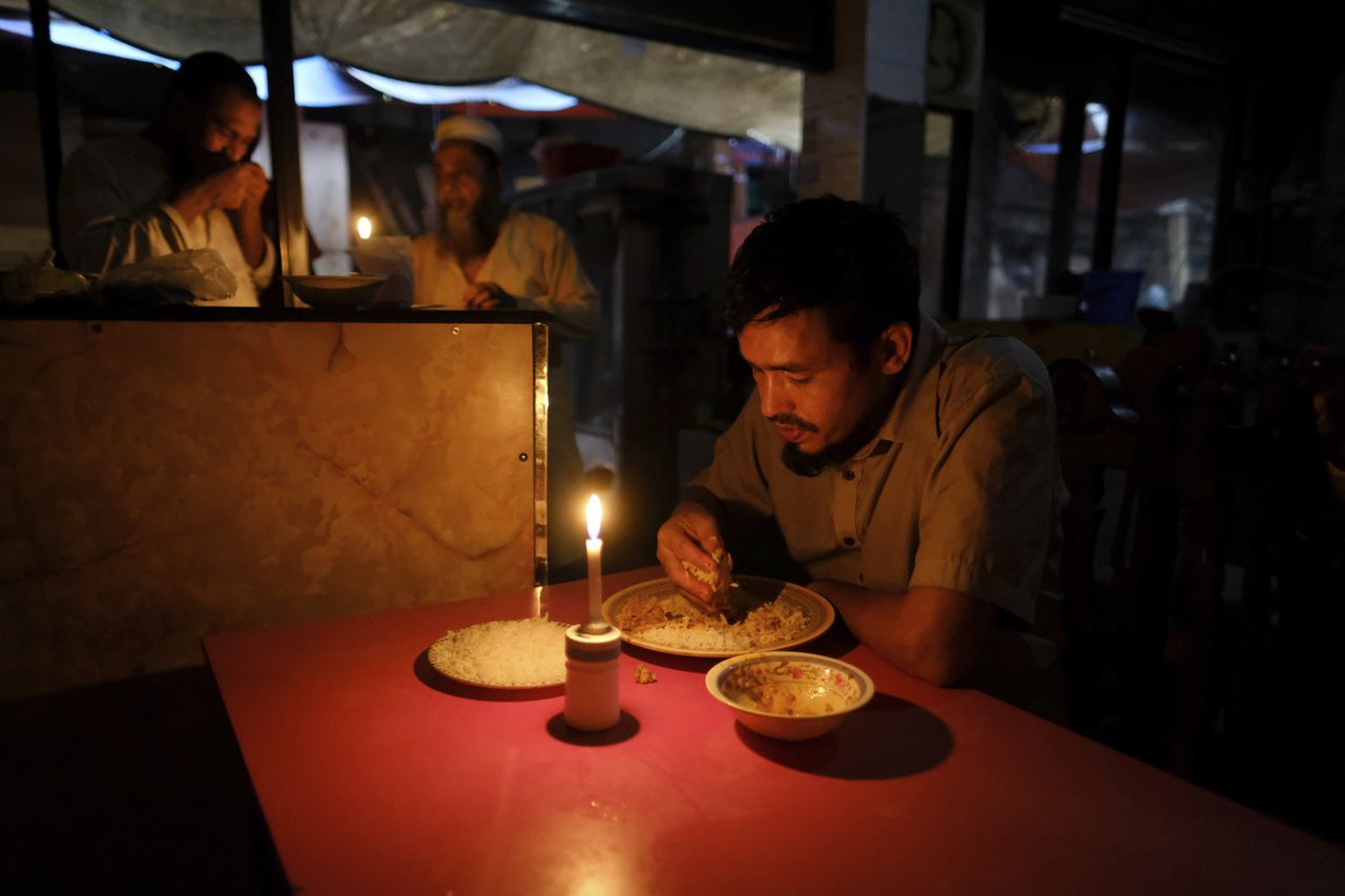 Back to a validated system, the candle, to light up after the power cut that affected almost all of Bangladesh. [Mahmud Hossain Opu - Keystone]
