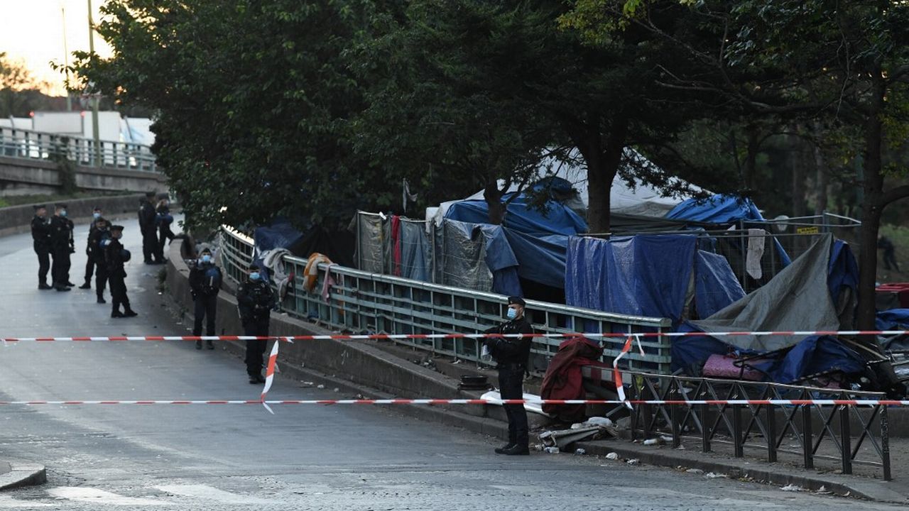 Evacuation d'un campement de consommateurs de crack à Paris. [Bertrand Guay - AFP]