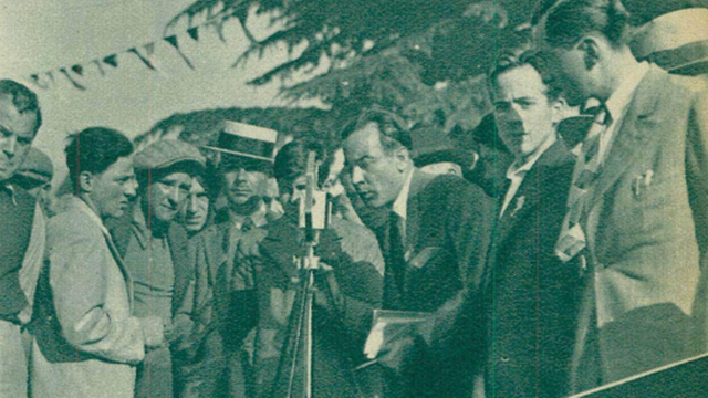 Le reporter de Radio Suisse Romande, Fernand-Louis Blanc, devant le micro. [DR]