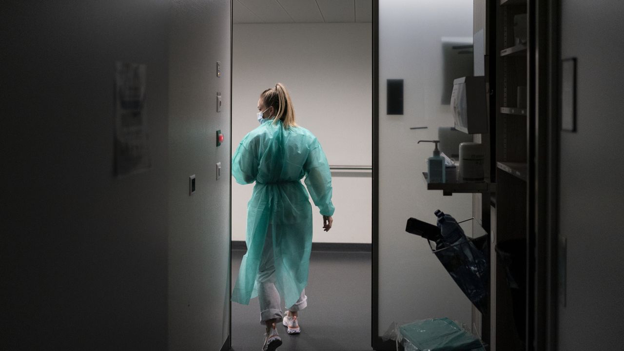 Le secteur de la santé suisse est menacé par une "aggravation impitoyable" de la pénurie de personnel d'ici à 2040. Image d'illustration d'une infirmière du CHUV dans le canton de Vaud. [Gaetan Bally - KEYSTONE]