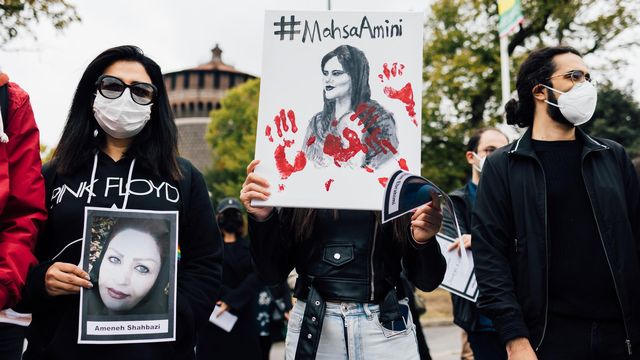 Manifestants au Castello Sforzesco après la mort de Mahsa Amini. Milan, Italie - 25 septembre 2022 [Peus - Depositphotos]