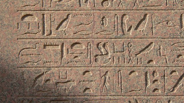 Hiéroglyphes gravés sur l'obélisque d'Hatchepsout érigé dans le temple de Karnak. Partie supérieure gauche de l'inscription de dédicace, obélisque de la reine Hatchepsout, à Karnak. [Guillaume Lelarge - wikimedia]