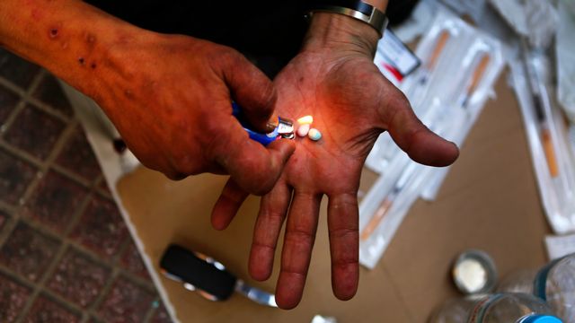 Un consommateur prépare un mix de drogue de cocaïne et de héroïne,  [Yannis Behrakis - Reuters]