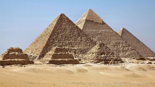 Pyramides de Gizeh. Les trois plus grandes et plus célèbres des pyramides d'Egypte, celles de Khéops, Khéphren et Mykérinos, se trouvent sur la nécropole de Gizeh, à 18 kilomètres du Caire. Elles portent le nom des pharaons à qui elles ont été dédiées. [Ricardo Liberato - wikimedia]