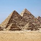 Pyramides de Gizeh. Les trois plus grandes et plus célèbres des pyramides d'Egypte, celles de Khéops, Khéphren et Mykérinos, se trouvent sur la nécropole de Gizeh, à 18 kilomètres du Caire. Elles portent le nom des pharaons à qui elles ont été dédiées. [Ricardo Liberato - wikimedia]