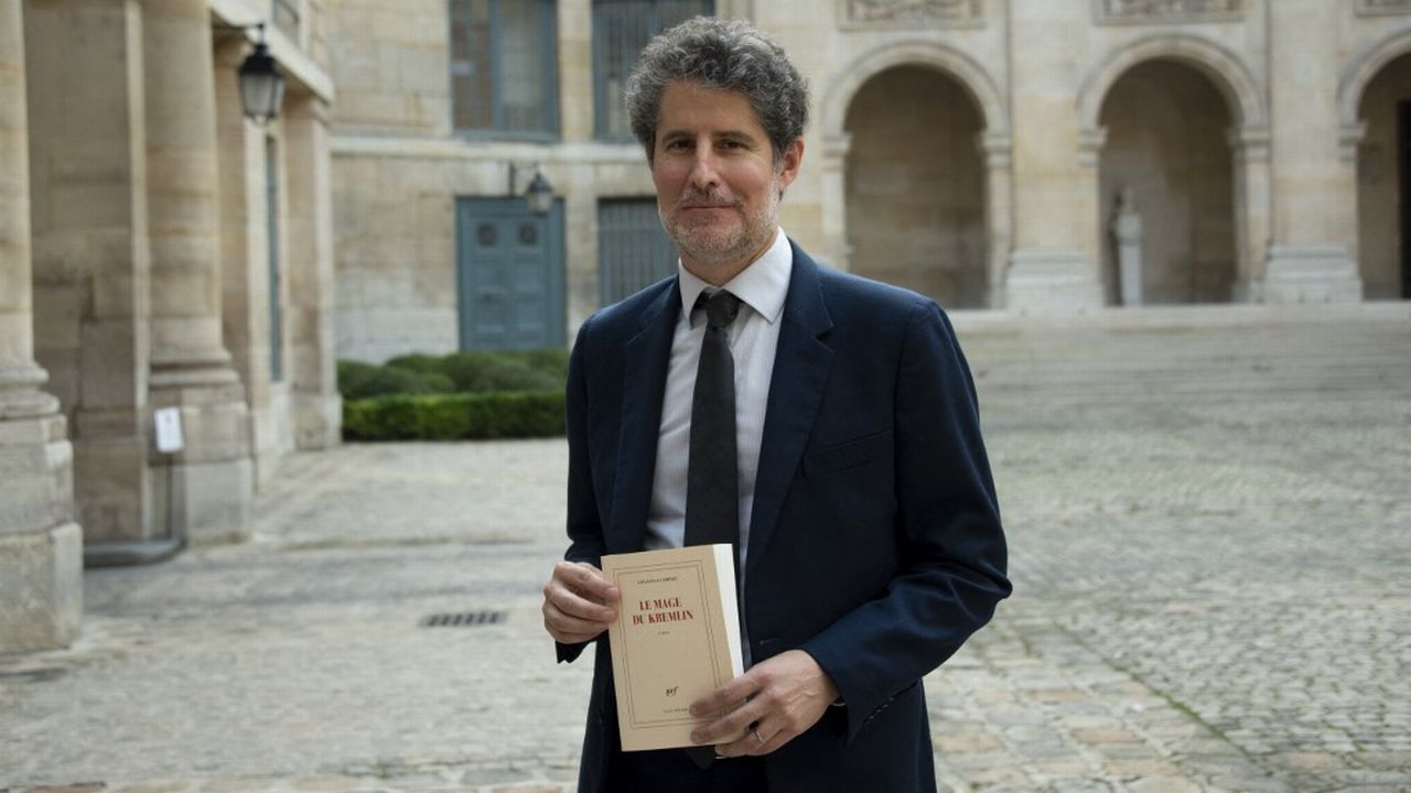 L'auteur italo-suisse Giuliano da Empoli lors de la remise du Grand Prix de l'Académie française à Paris, le 27 octobre 2022. [Magali Cohen/ Hans Lucas - AFP]