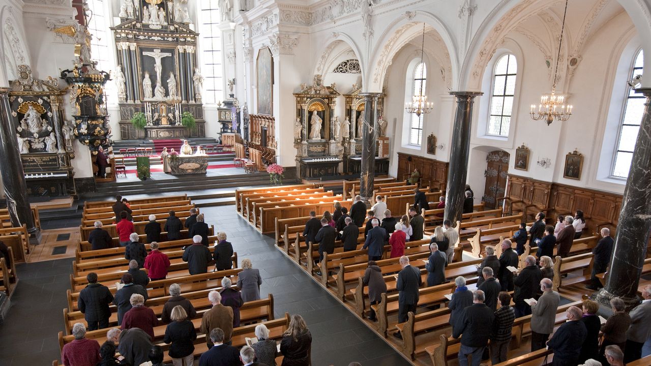 Des catholiques dans l'église de Stans dans le canton de Nidwald. [Alessandro Della Bella - Keystone]