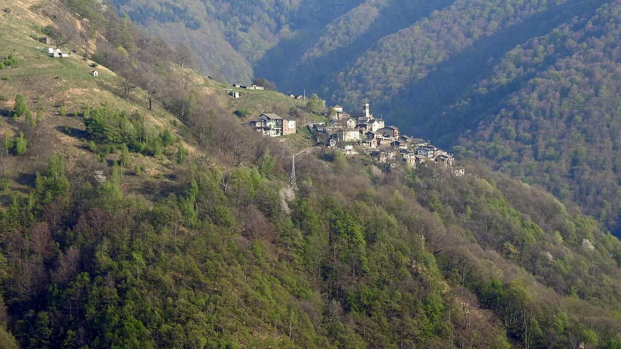 Le petit village de Monteviasco est perdu dans les montagnes à 1000 mètres d'altitude. [Flodur63 - CC-BY-SA]
