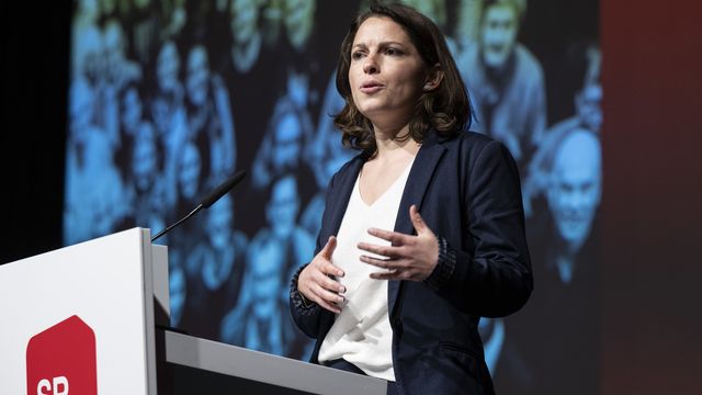 La coprésidente du PS Mattea Meyer à la tribune lors du congrès de Bâle, 29.10.2022. [Peter Schneider - Keystone]