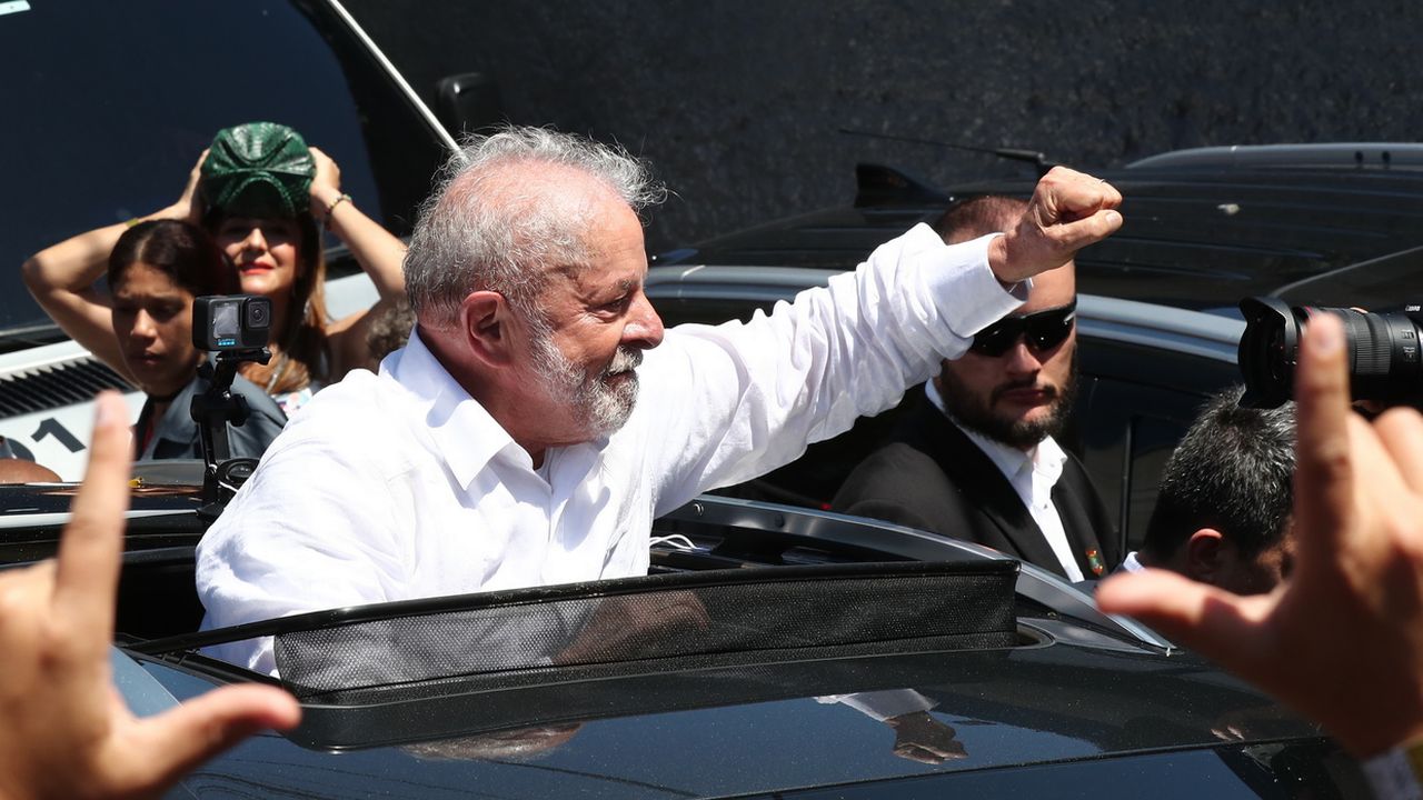 L'ex-président Lula, au sortir du bureau de vote pour le 2ème tour de la présidentielle au Brésil. [Antonio Lacerda - EPA]