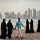 Promenade devant les gratte-ciel de Doha en avril 2012. Avec l'Arabie saoudite, le Qatar est le seul pays d'obédience wahhabite. Contrairement aux Saoudiennes, les Qatariennes sont autorisées à conduire et voyager seules et les non-musulmans peuvent consommer de l'alcool et du porc. [KAMRAN JEBREILI - Keystone]