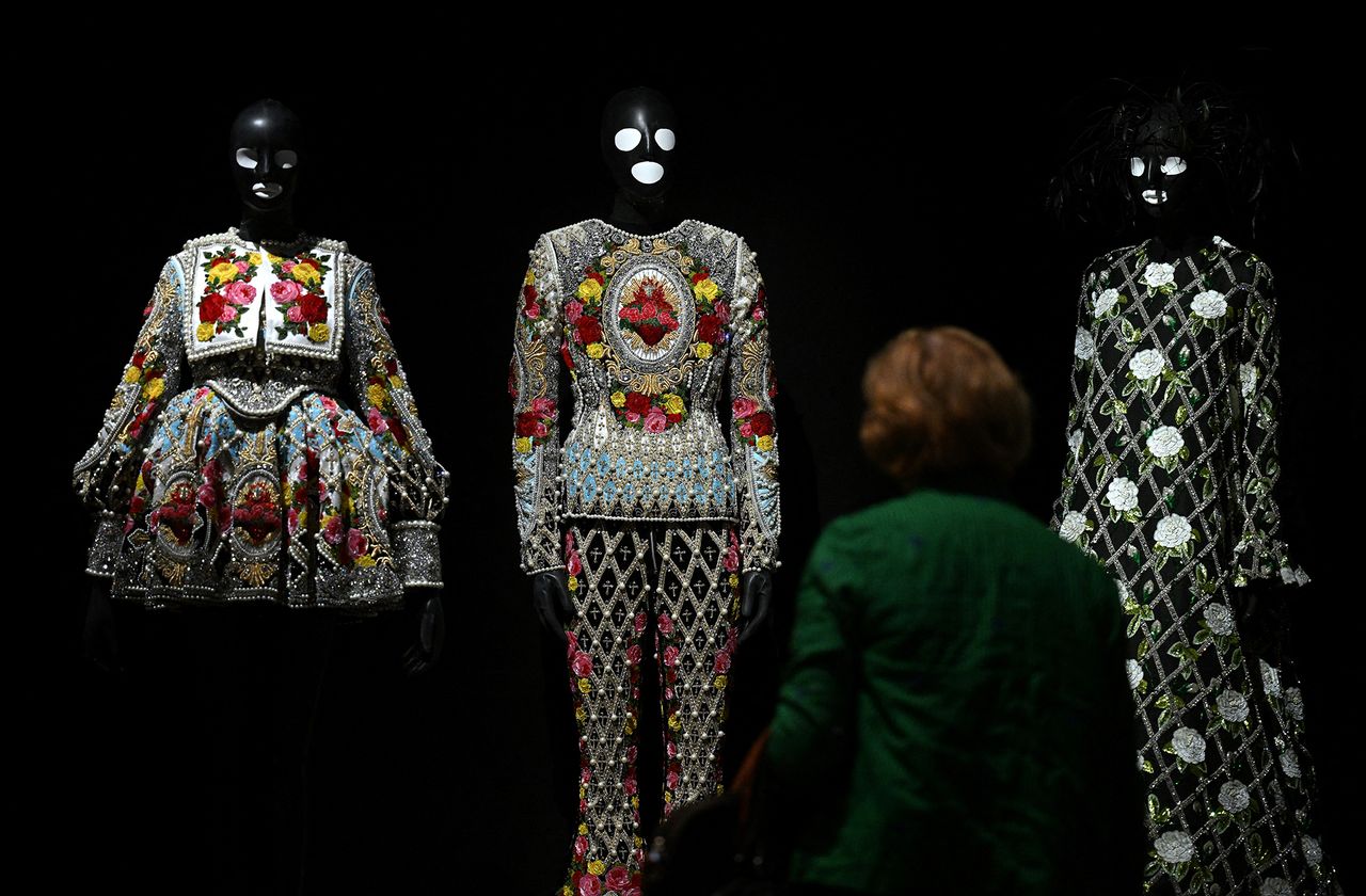 Des créations inspirées de Frida Kahlo à voir lors de l'exposition "Frida Kahlo, au-delà des apparences" à Paris. [Emmanuel DUNAND - AFP]