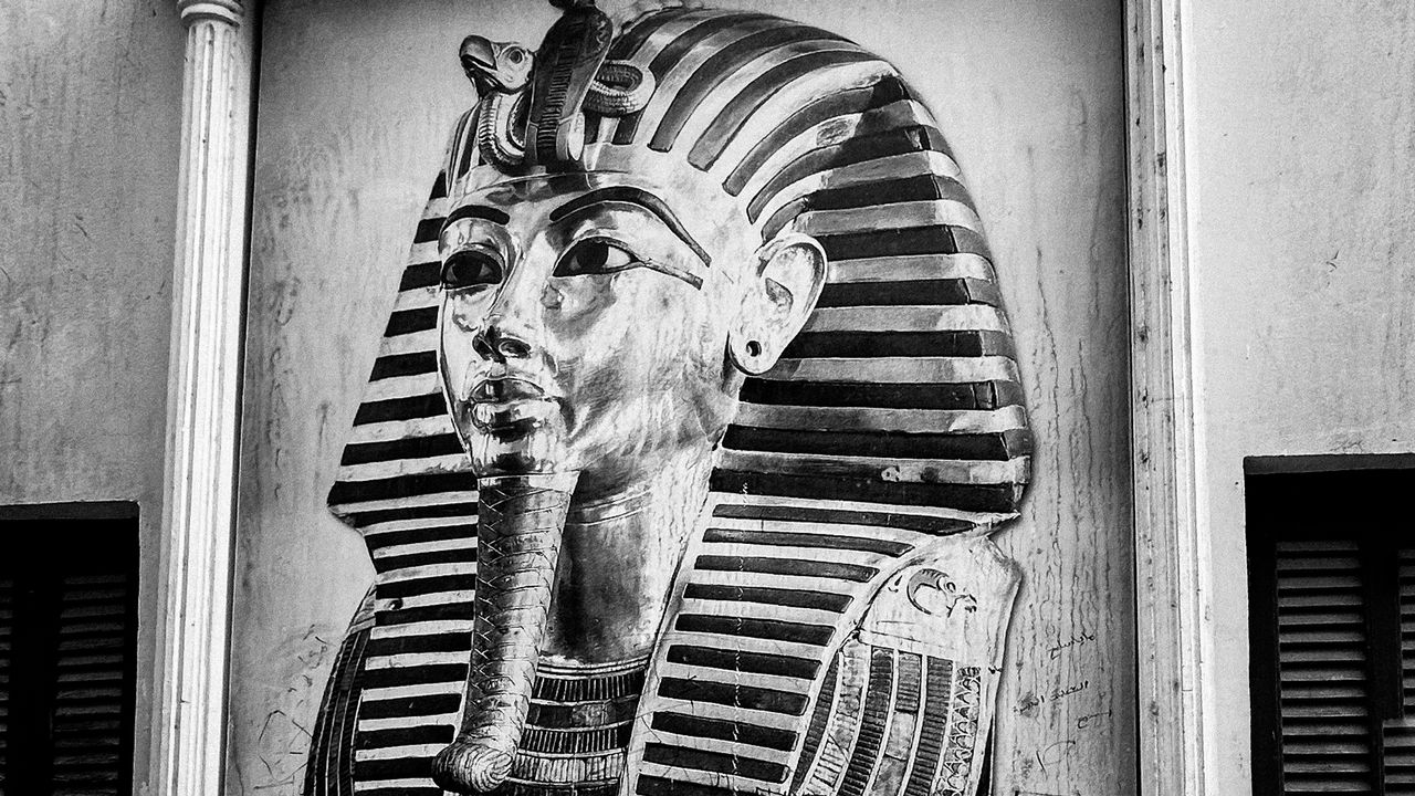 Une reproduction du masque de Toutankhamon en Egypte. [Stéphanie Coudray - RTS]