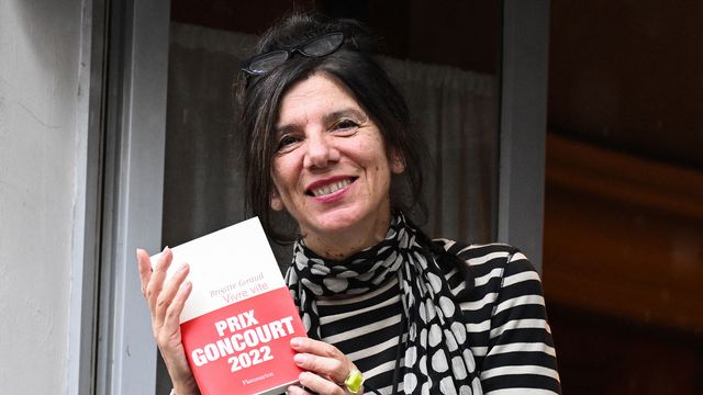 L'écrivaine Brigitte Giraud est la lauréate du Prix Goncourt 2022 avec son roman "Vivre vite". [Bertrand GUAY  - AFP]